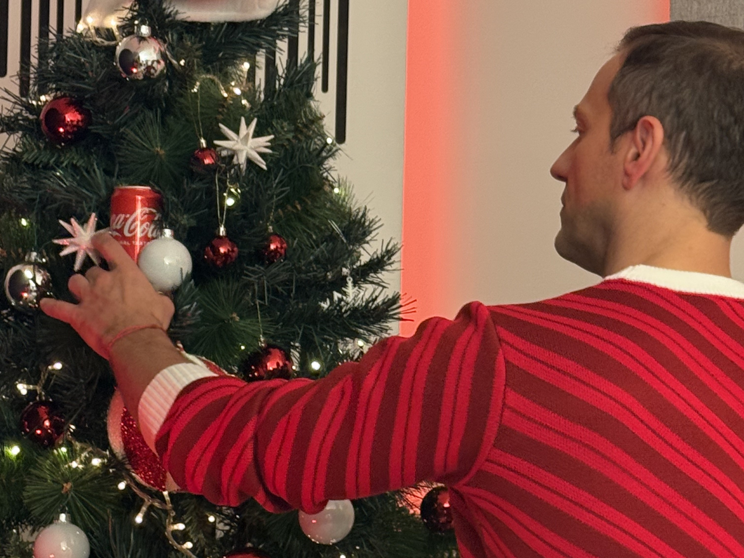 Орлин Павлов украсява коледната елха