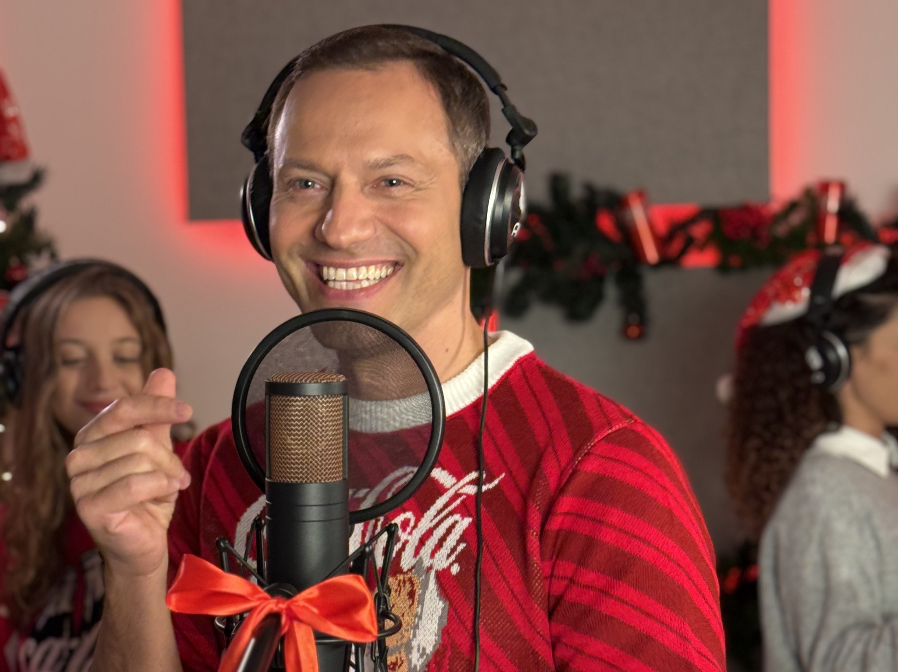 Орлин Павлов изпълнява новата коледна песен на Кока-Кола