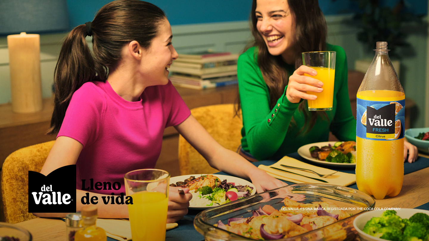 Una mujer y una niña ríen en una comida