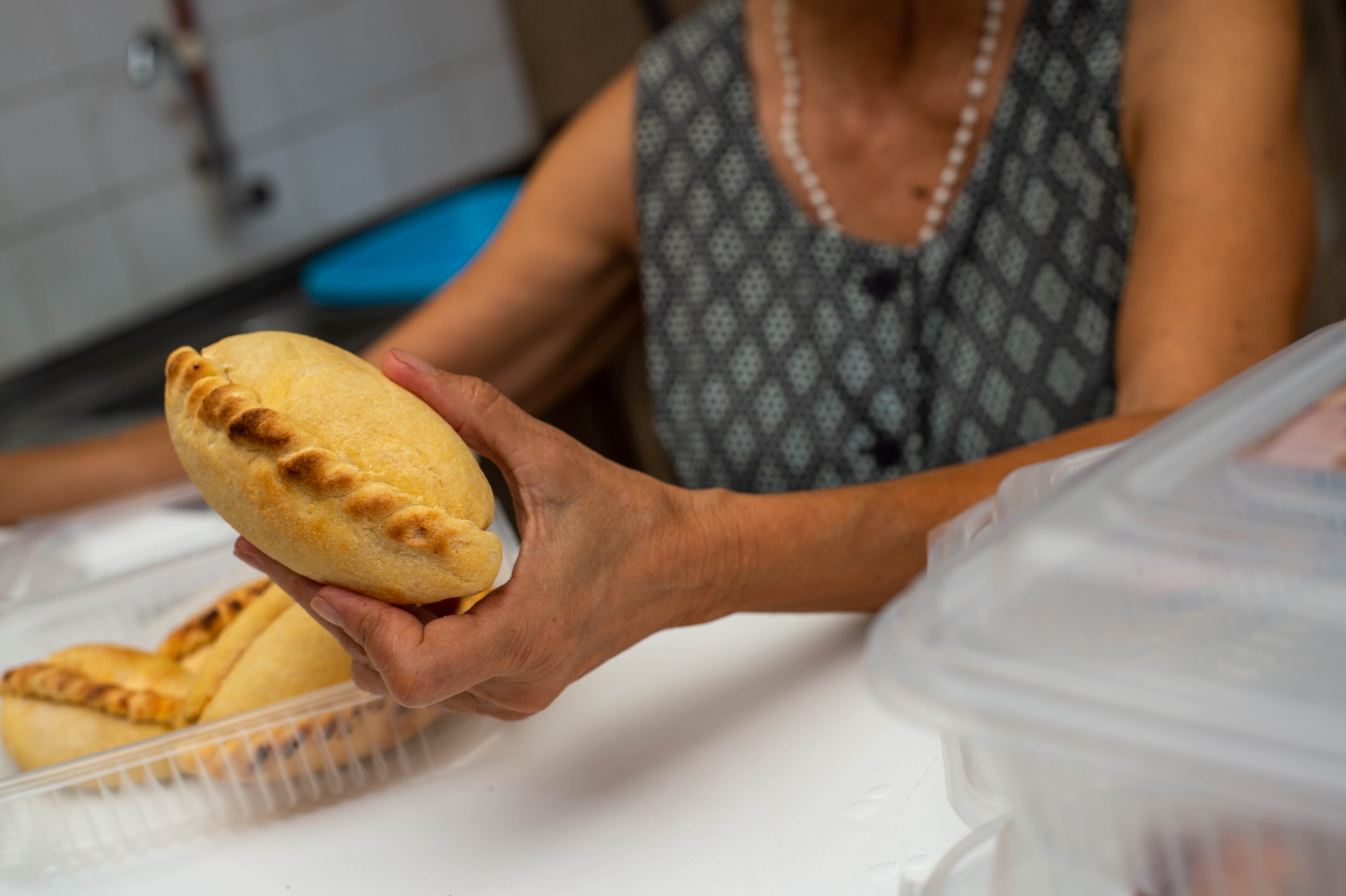 Mano sujetando una salteña