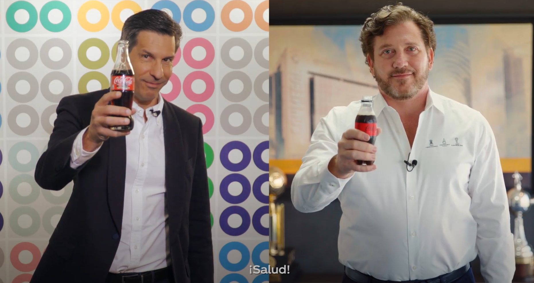 Dos hombres con una botella de Coca-Cola en la mano