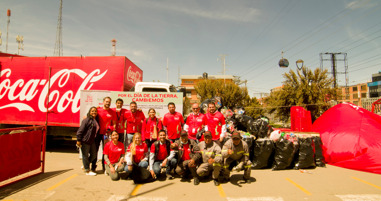 Coca-Cola logró reunir una tonelada de botellas plásticas en Bolivia.