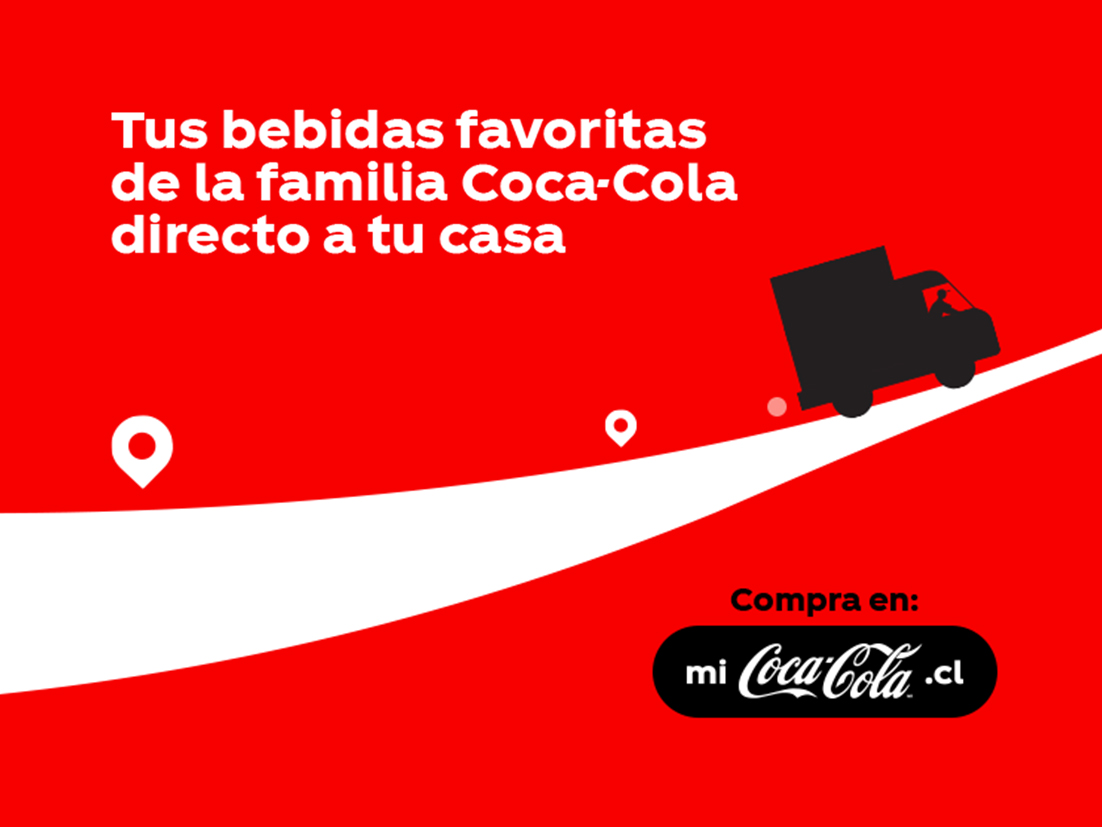 Fondo rojo con una linea diagonal blanca, característica del logo de Coca-Cola. Sobre la línea una silueta Negra de un camion de entregas. Por encima hay un texto que dice “Tus bebidas favoritas de la familia Coca-Cola directo a tu casa” y en la parte inferior dice “Compra en:”  junto al logo de Coca-Cola.