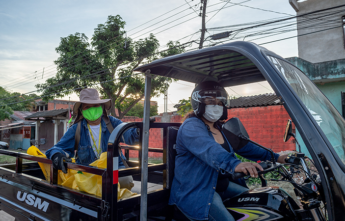Karina Rivero (adelante) y Neida Tamayo, de la Red de Recolectores, prueban uno de los tres motocarros que están a su cargo