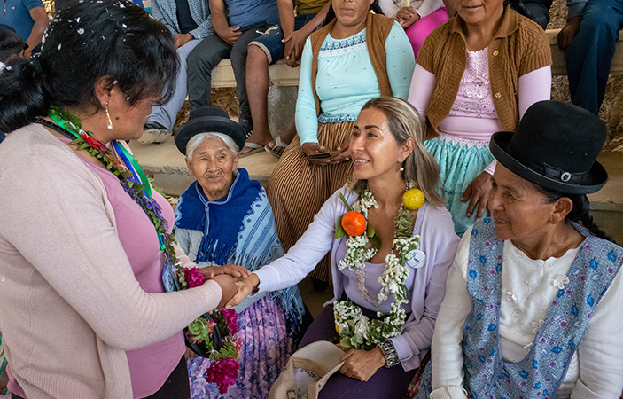 María Teresa recibe el agradecimiento de las mujeres de la comunidad de Miraflores