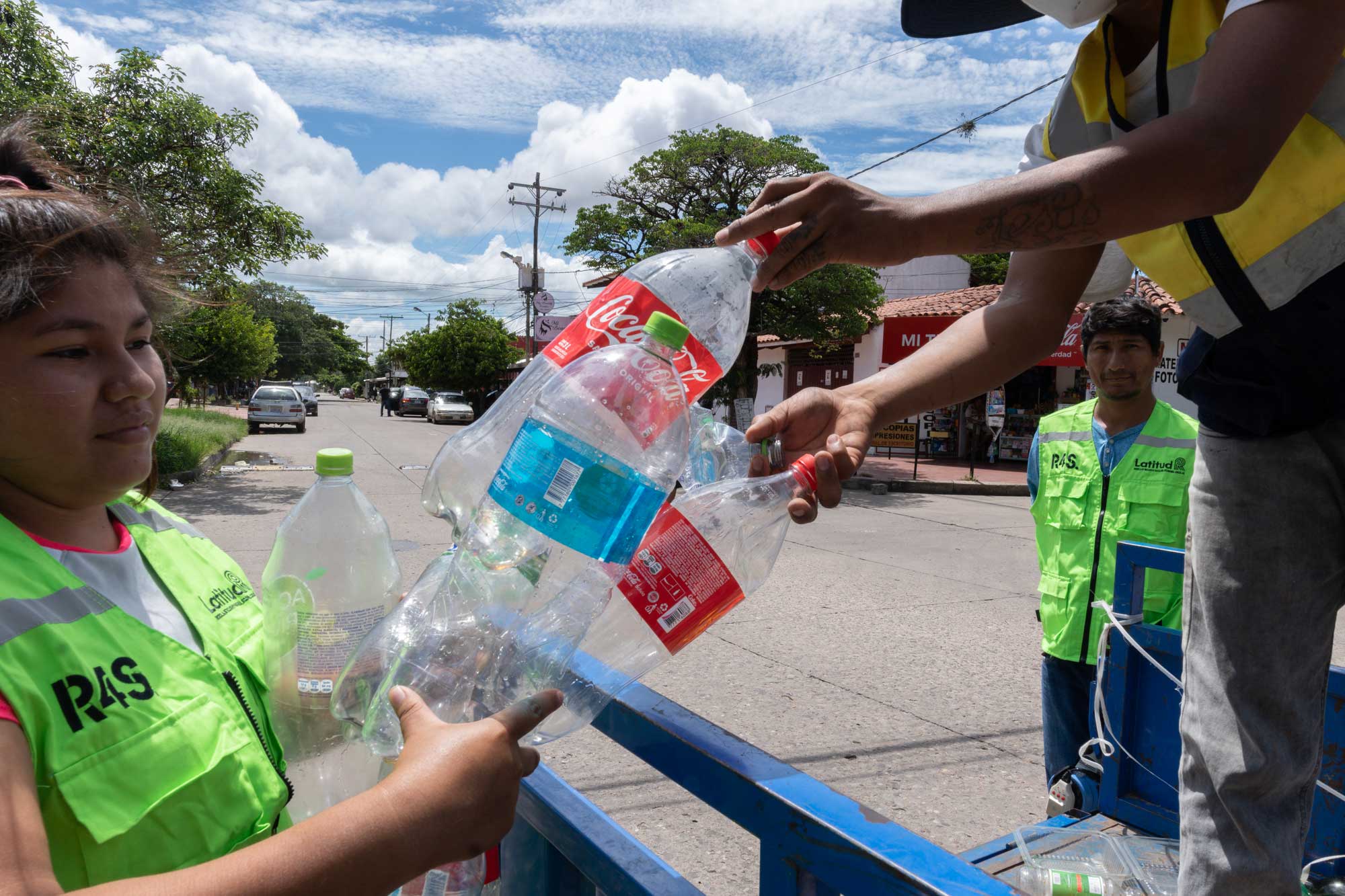 Los recolectores de base recolectan botellas de plástico