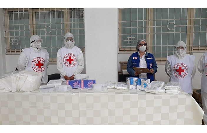 Equipo de la Cruz Roja Boliviana, con insumos y equipos de protección sanitaria destinados a apoyar la lucha contra el coronavirus