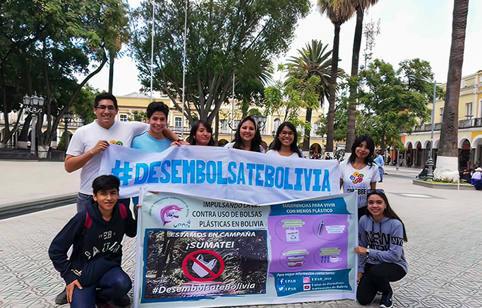 Periodistas ambientales de Bolivia posan con carteles