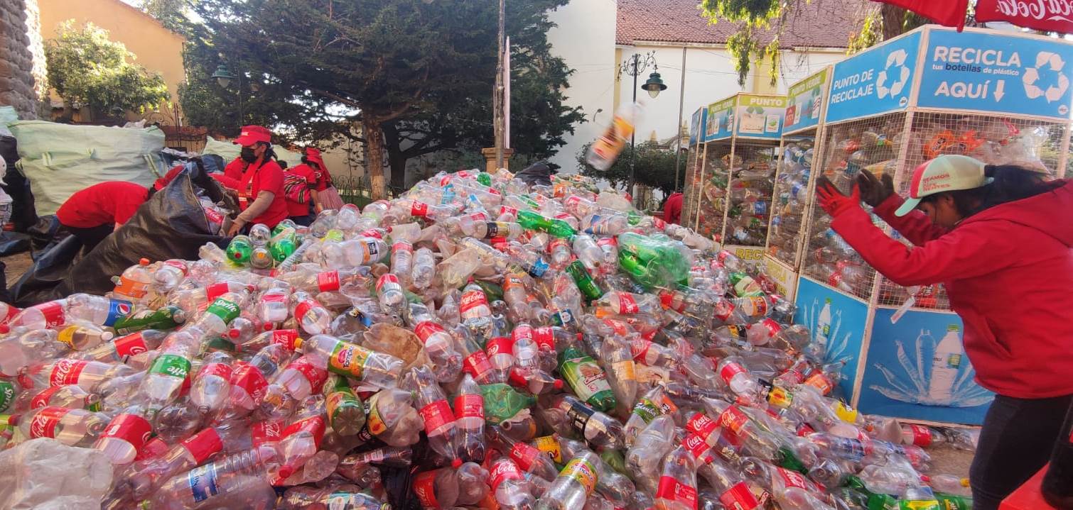 Una montaña de botellas de plástico