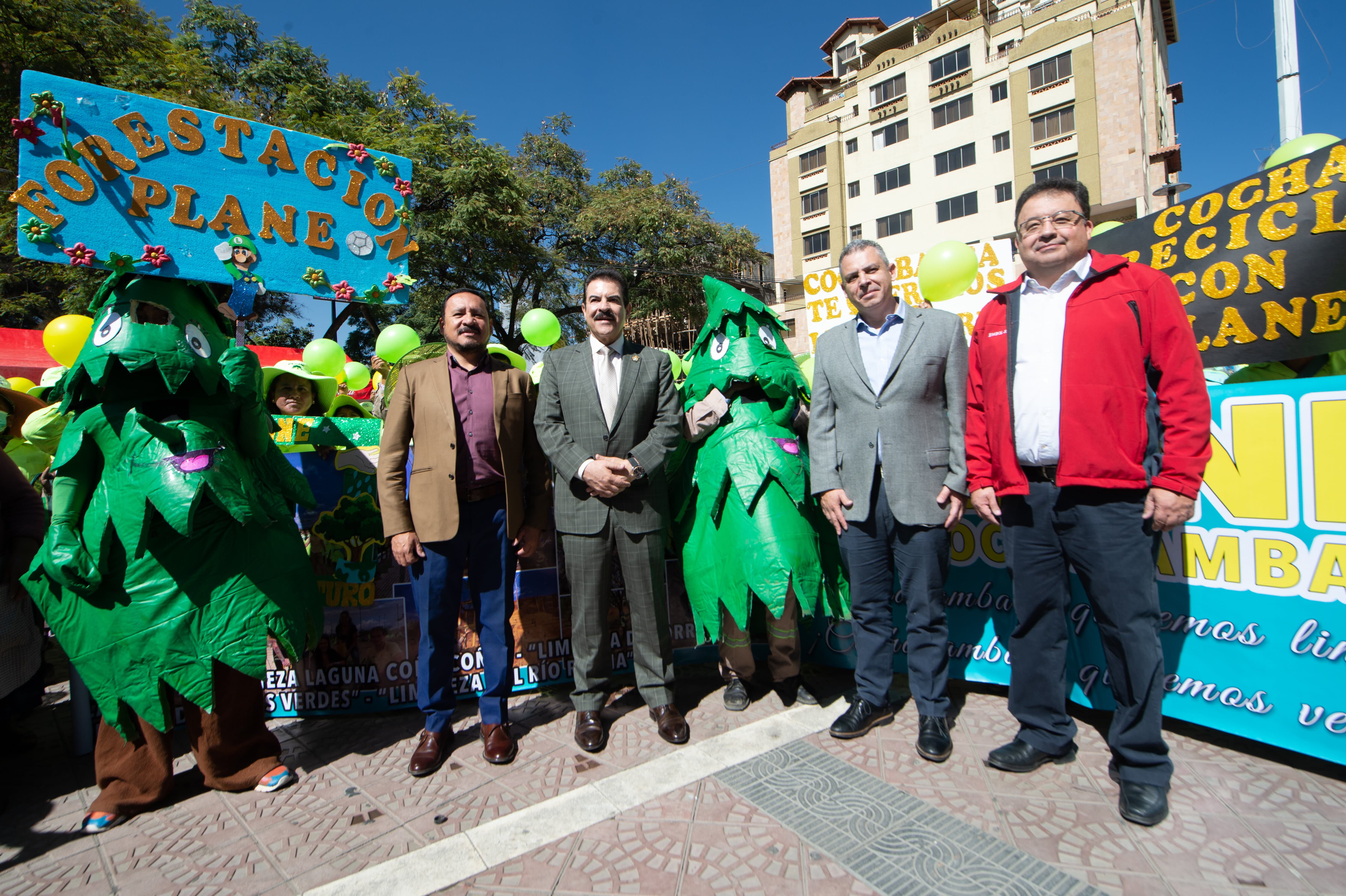 Autoridades de la Alcaldía de Cochabamba y la Fundación Coca-Cola de Bolivia en el evento