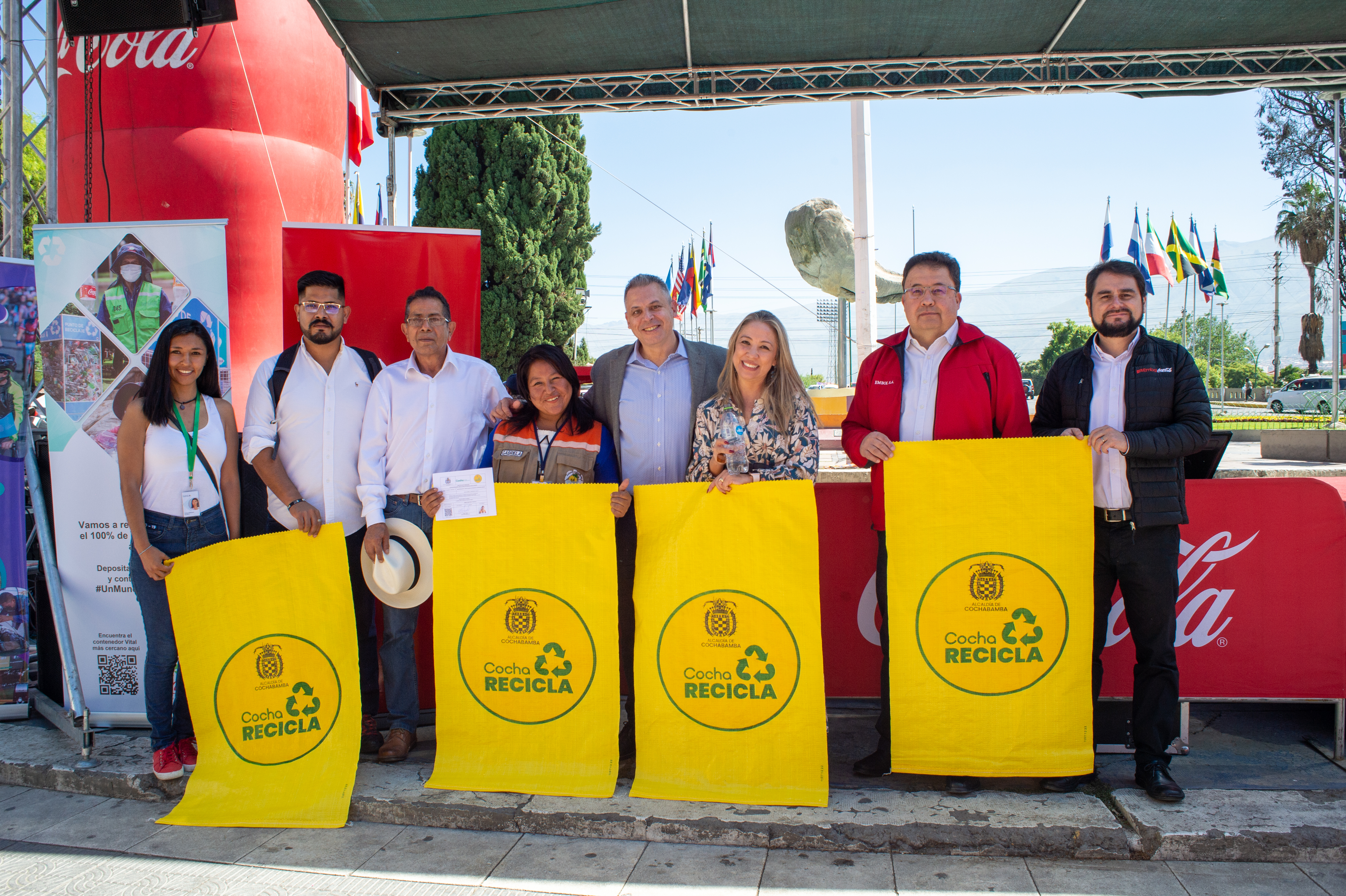 Autoridades de ambas instituciones, la presidenta de Recicladores de Bolivia y recicladores de base