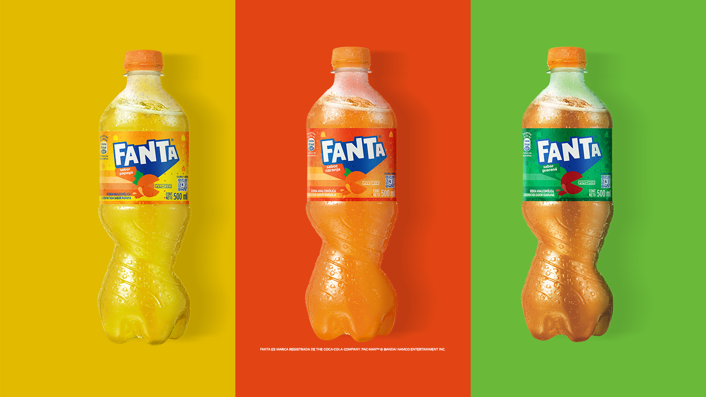 Tres botellas de edición limitada Fanta Pac-Man de sabor papaya, naranja y guaraná. Con los fondos de cada botella correspondientes al color de cada etiqueta; a la izquierda Fanta sabor papaya sobre fondo a amarillo, el centro de Fanta naranja color naranja y a la derecha la Fanta guraná sobre fondo verde