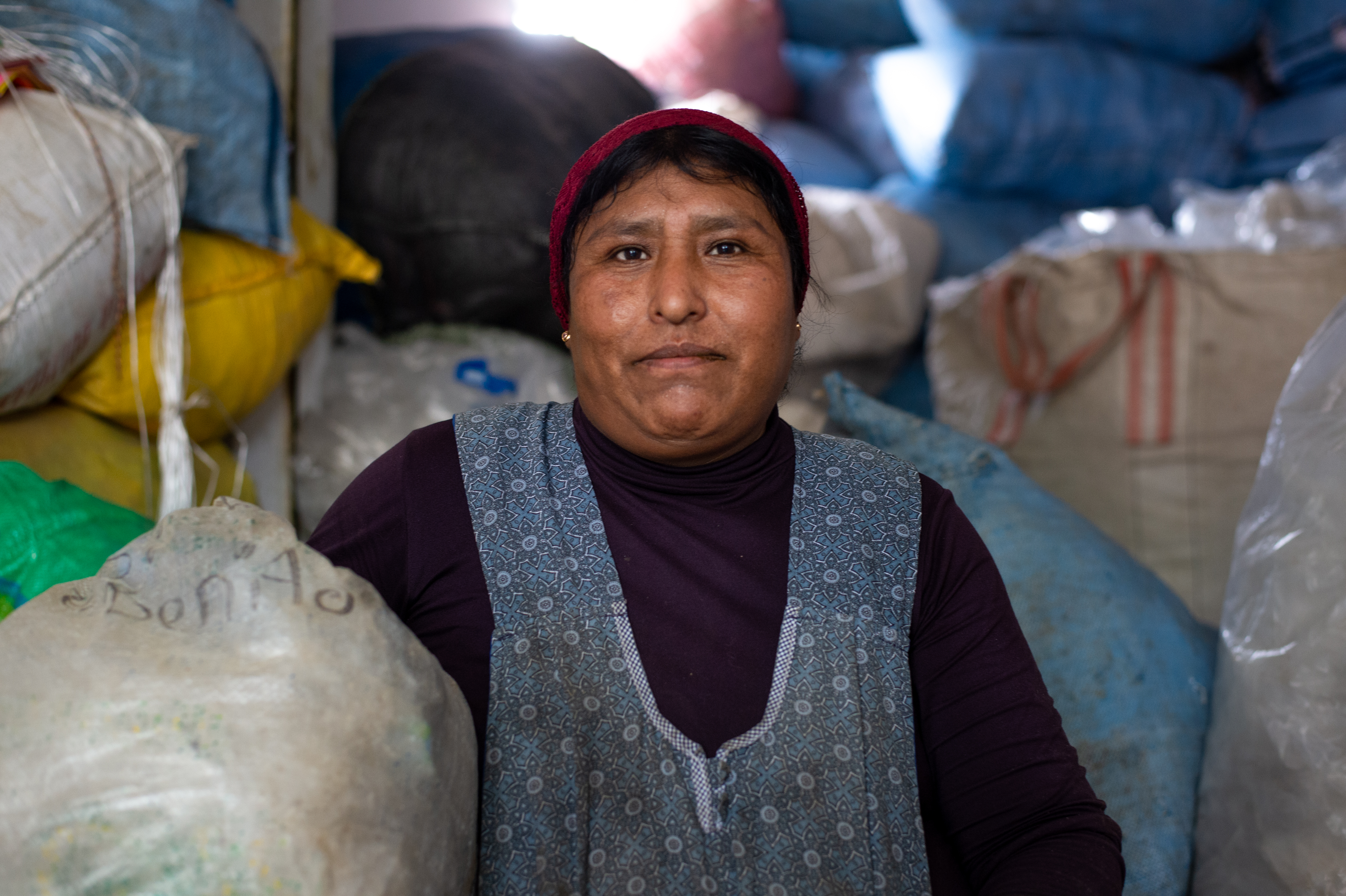 Mujer de medio cuerpo rodeada de bolsas