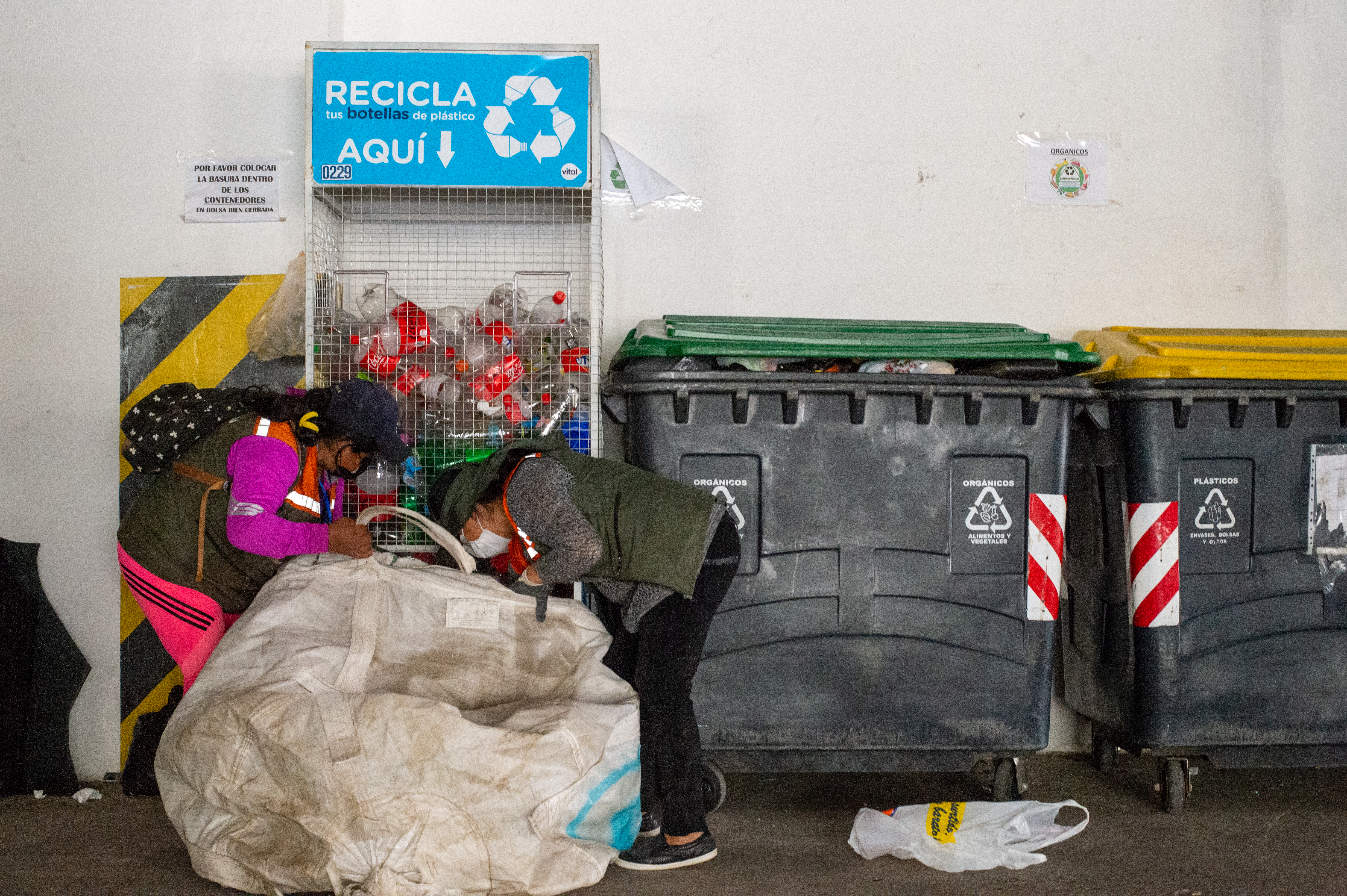 Dos recolectoras con contenedores de reciclaje