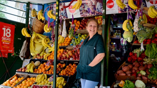 Mujer posa en su verduleria