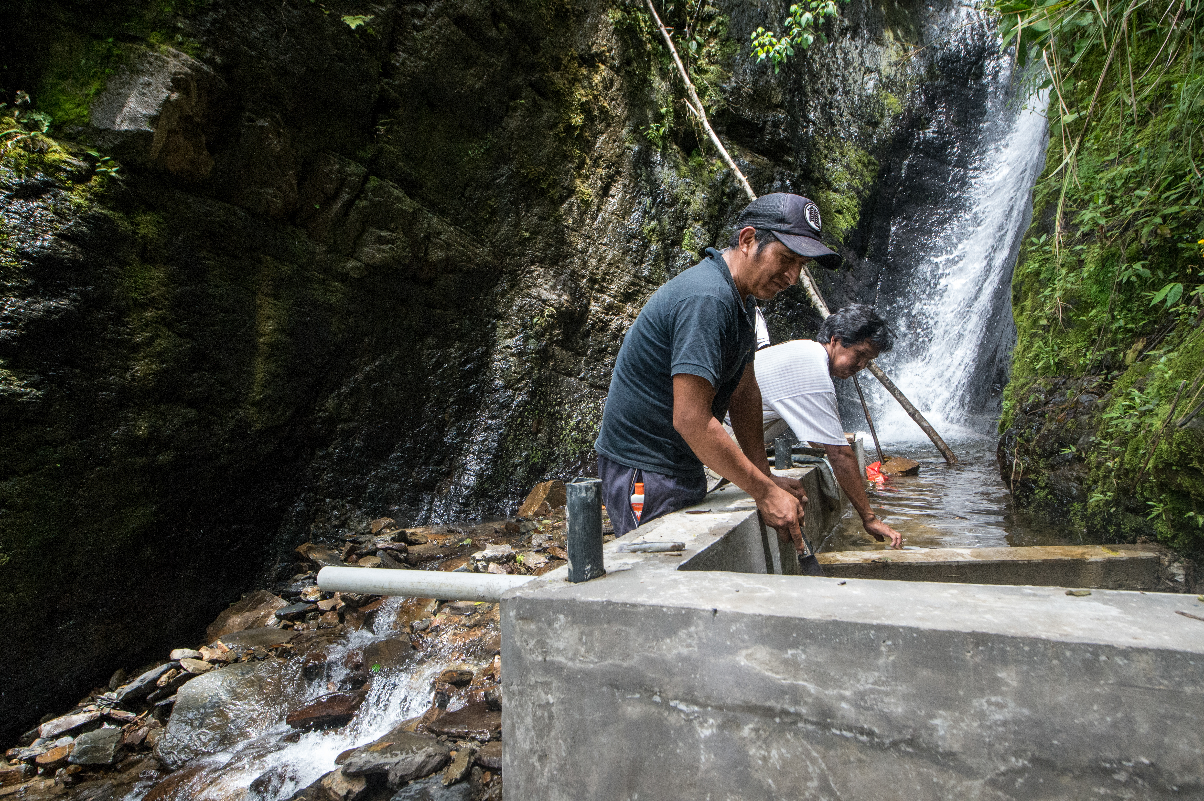 Dos hombres realizan un proceso para lograr seguridad hídrica