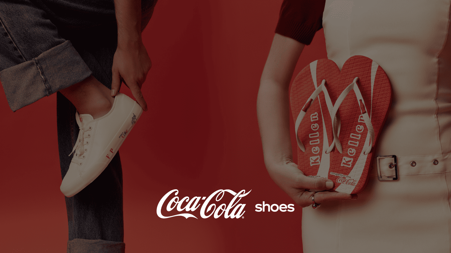 Tênis e Chinelos Coca-Cola sobre um fundo vermelho.