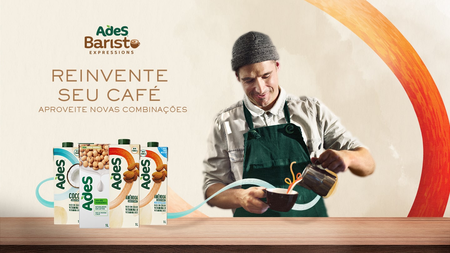 Barista preparando um café com Ades.  Quatro garrafas de Ades com sabor de soja, amêndoa, amêndoa sem açúcar e coco.