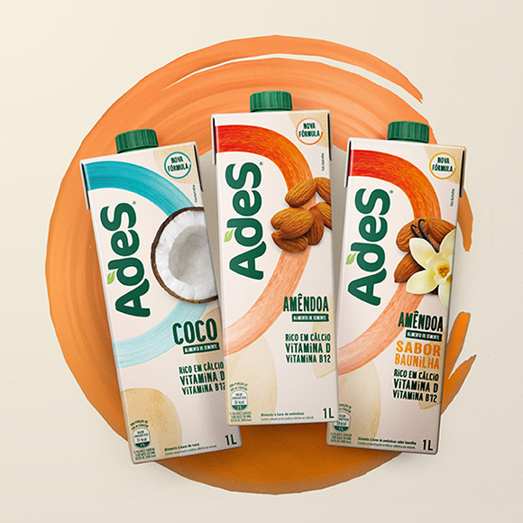 Três garrafas de Ades sabor coco, amêndoa e amêndoa sem açúcar. 