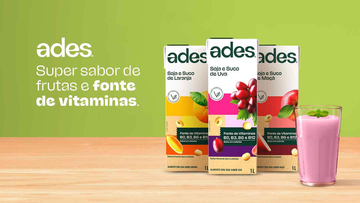 Três garrafas Ades de um litro cada. Sabores: AdeS Soja + Suco de Maçã, AdeS Soja + Suco de Laranja y AdeS Soja + Suco de Morango