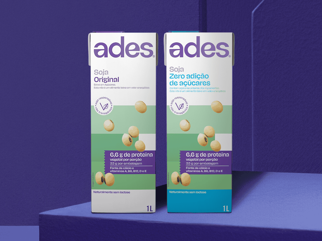 Três garrafas de Ades sabor coco, amêndoa e amêndoa sem açúcar. 