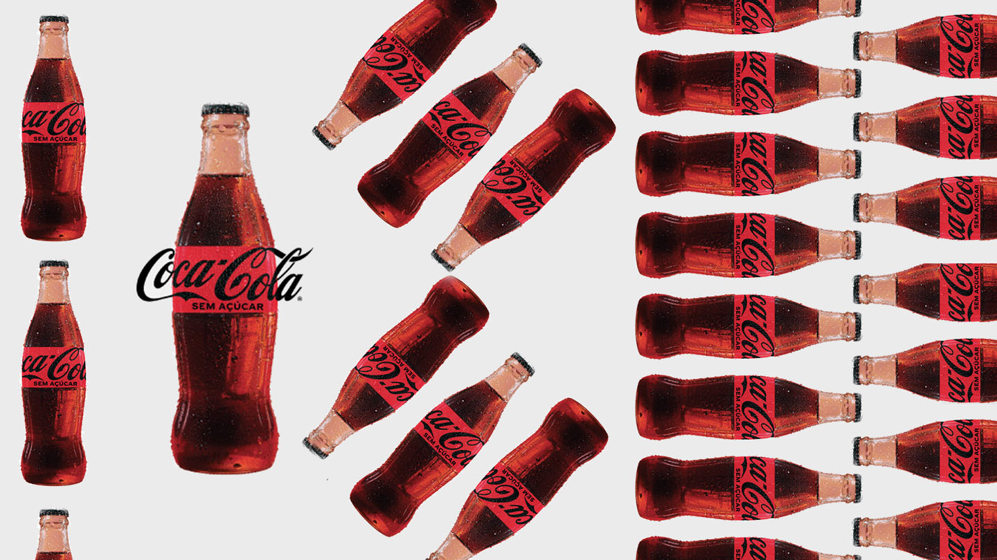 Várias garrafas da Coca-Cola exibidas em posições variadas sobre um fundo branco