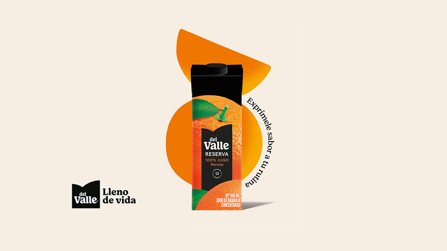 Uma embalagem de caixa do Del Valle 100% Suco em frente a ilustração de uma laranja