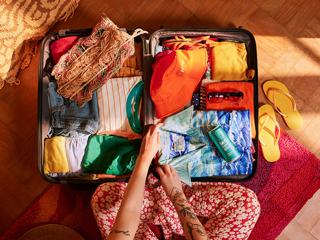 Uma mulher arrumando sua mala para viajar.