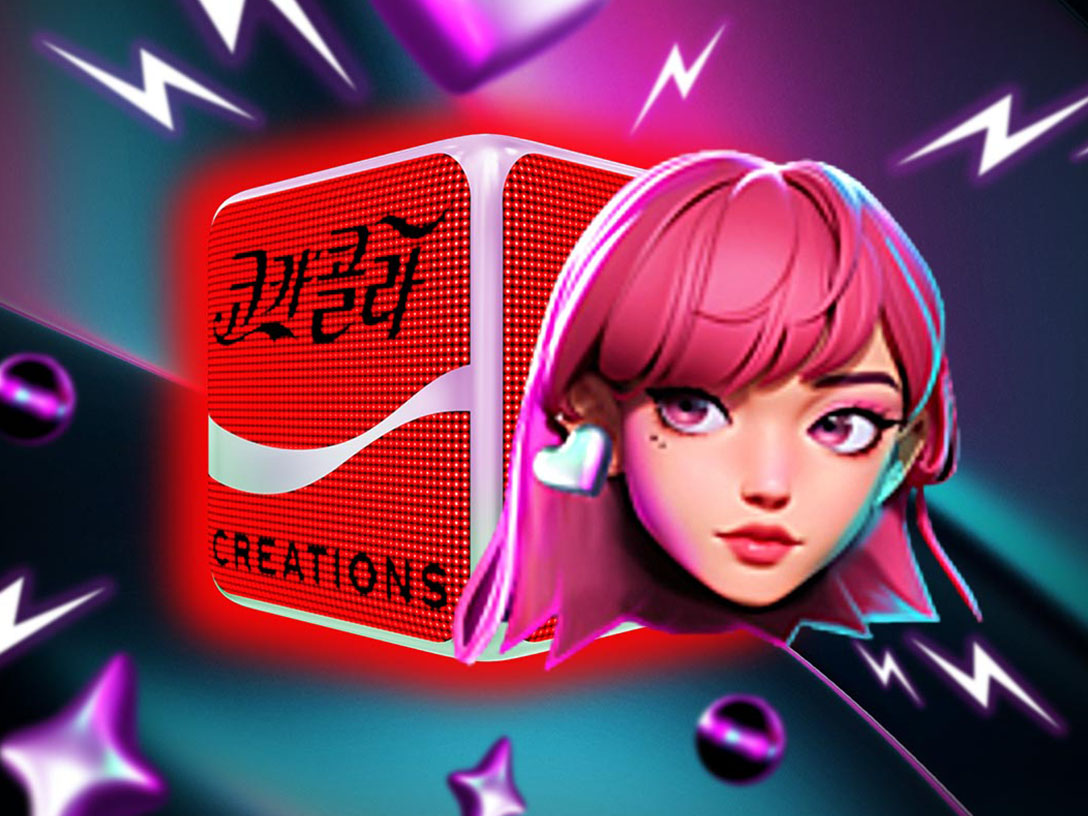 Rostro de una joven con cabello y ojos rosados, con un aro en forma de corazón frente a una caja con el logo de Coca-Cola escrito en coreano, iluminada por luces sobre un fondo futurista.