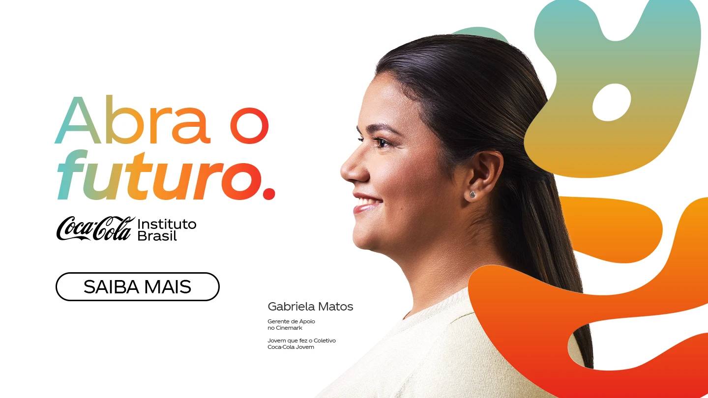 Grupo de jovens vestindo camisetas de cores diferentes posando e sorrindo.