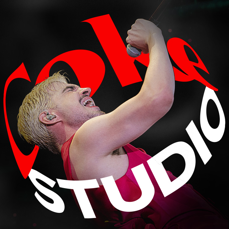 O cantor Jão cantando, segurando um microfone na mão, cercado pelo logo do Coke Studio com um fundo preto.