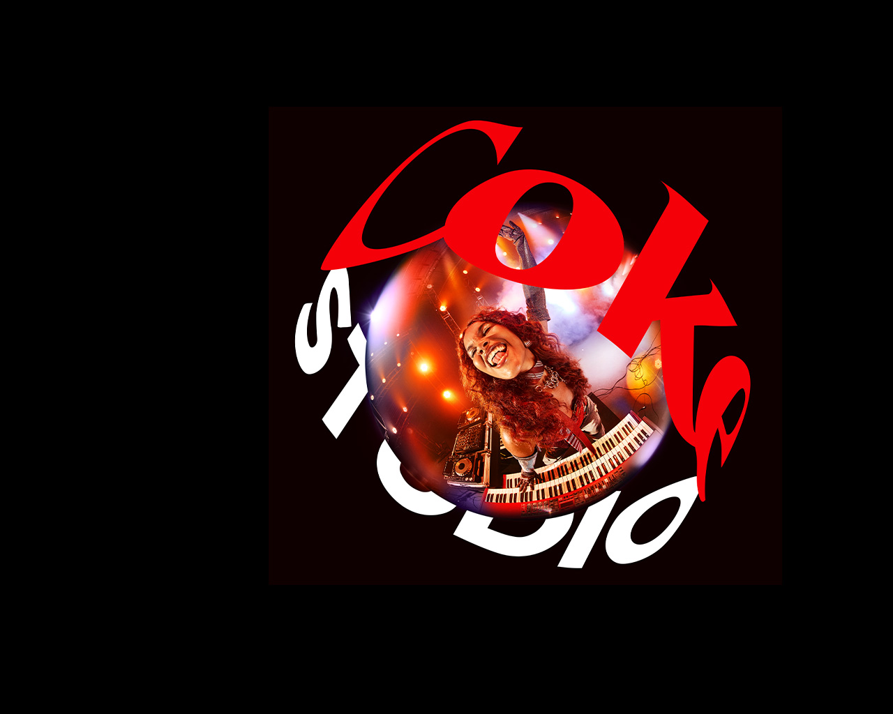 Fundo preto com o logo "Coke Studio" estilizado e uma esfera brilhante. No canto inferior direito, logos menores de "Coke Studio" e "THE TOWN SÃO PAULO".