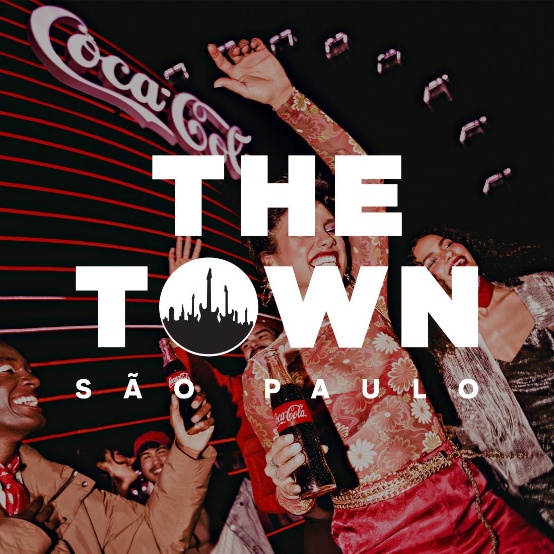 Imagem vibrante com o logo da Coca-Cola e "THE TOWN SÃO PAULO" em destaque, mostrando pessoas animadas segurando garrafas de Coca-Cola.