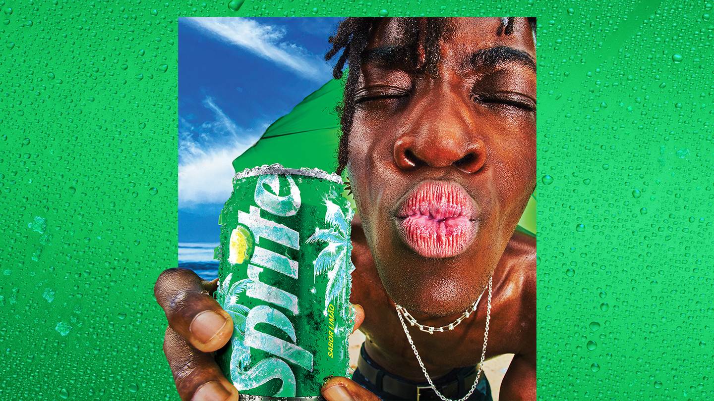 Uma garrafa da nova Sprite Lemon Fresh à esquerda em um fundo verde com círculos brancos e limões fatiados. Com o texto 'Cara Nova. Leveza Refrescante'. No lado direito, o texto 'Deixa tudo beeem mais level'.