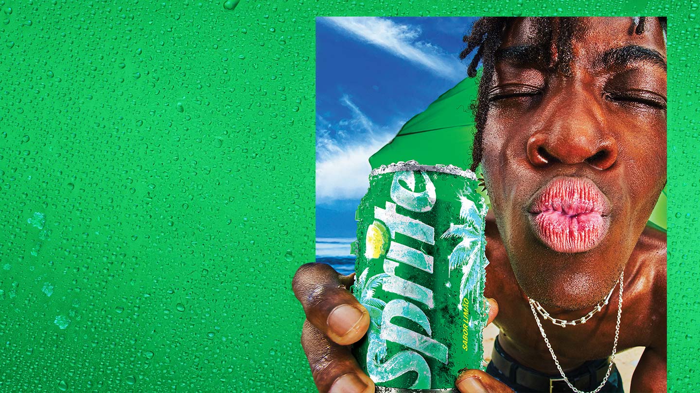 Uma garrafa da nova Sprite Lemon Fresh à esquerda em um fundo verde com círculos brancos e limões fatiados. Com o texto 'Cara Nova. Leveza Refrescante'. No lado direito, o texto 'Deixa tudo beeem mais level'.