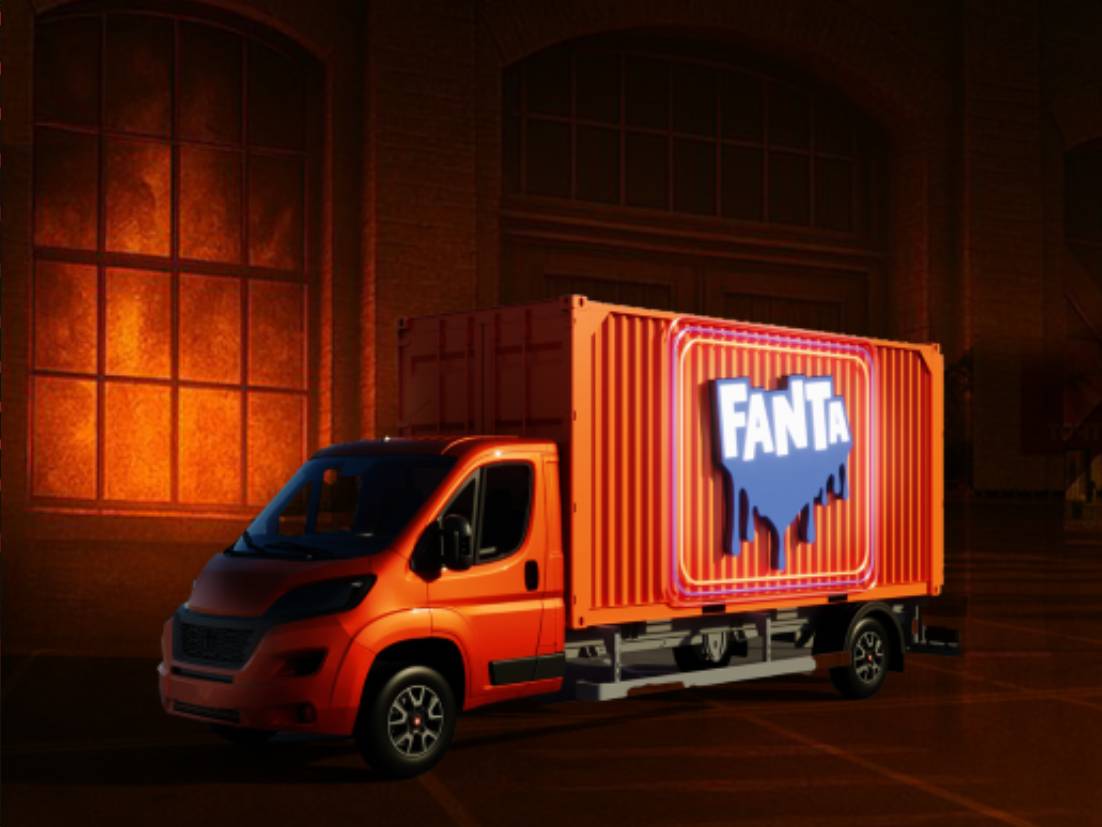 Logotipo azul da Fanta com efeito de gotejamento sobre um fundo laranja-avermelhado, com silhuetas de mãos escuras alcançando-o por baixo.