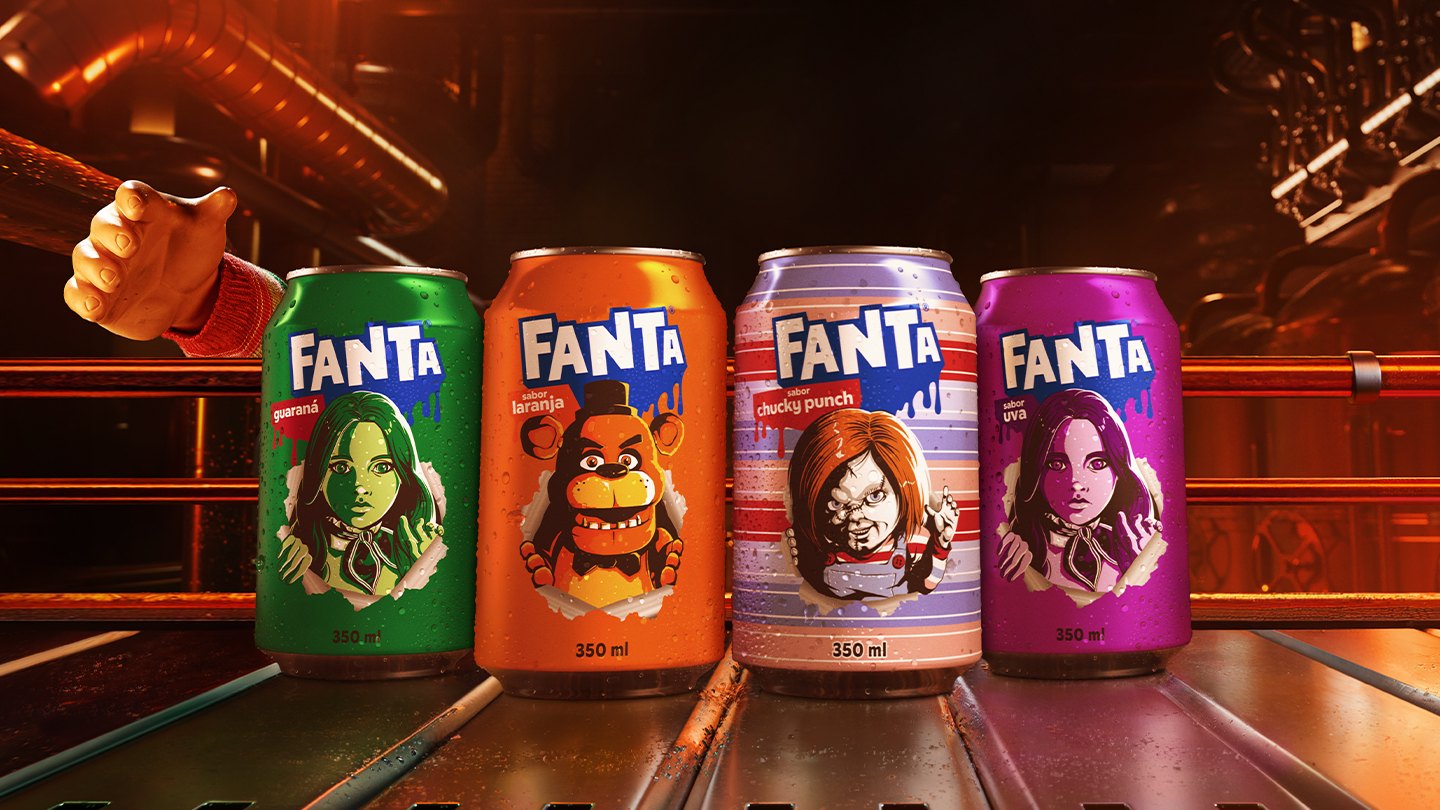 Logotipo azul da Fanta com efeito de gotejamento sobre um fundo laranja-avermelhado, com silhuetas de mãos escuras alcançando-o por baixo.