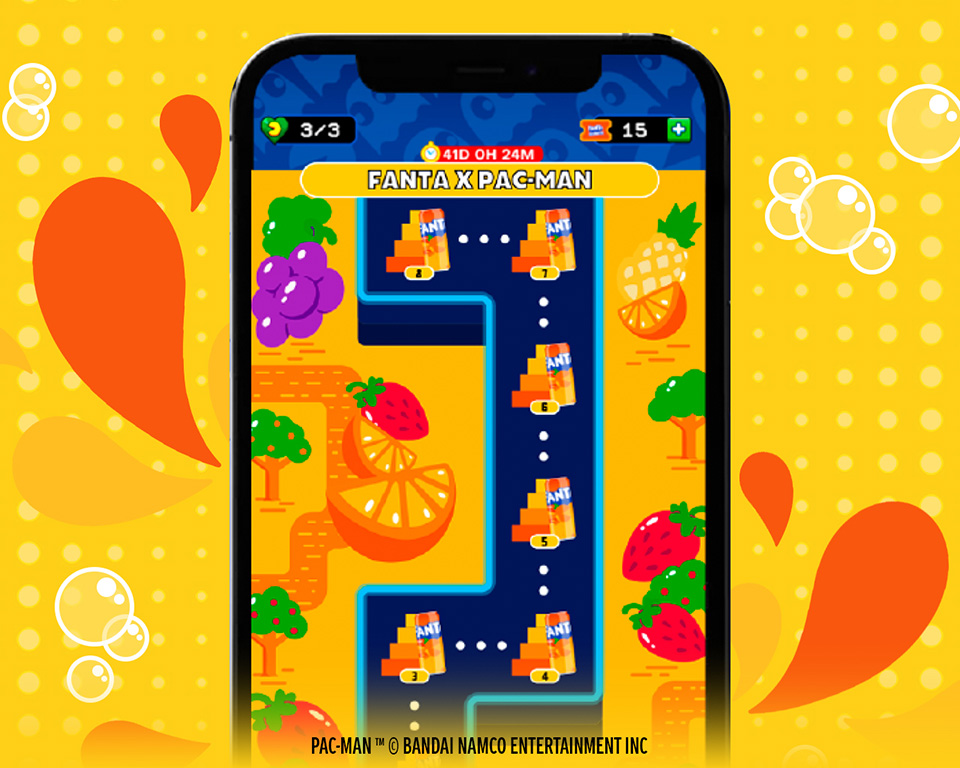 Interface do jogo Fanta Pac Man para celular mostrando um nível de labirinto com frutas e os personagens fantasmas.fantasmas..