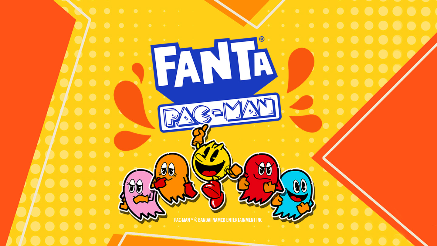 Logotipo da Fanta Pac-Man com um fundo laranja e amarelo e o Pac-Man pulando alegremente no centro, junto com os personagens fantasmas nas laterais.