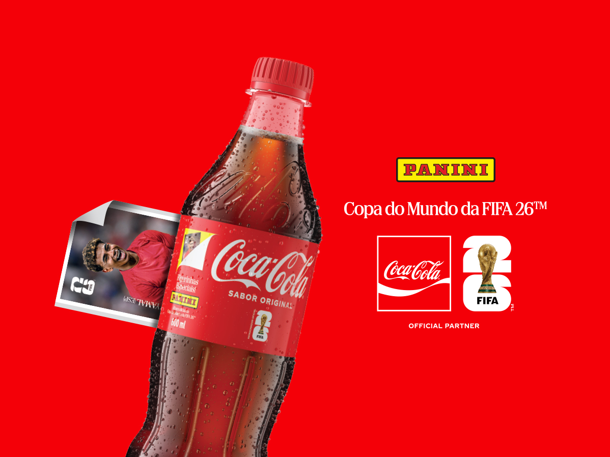  Garrafa de Coca-Cola revelando figurinha especial no rótulo.