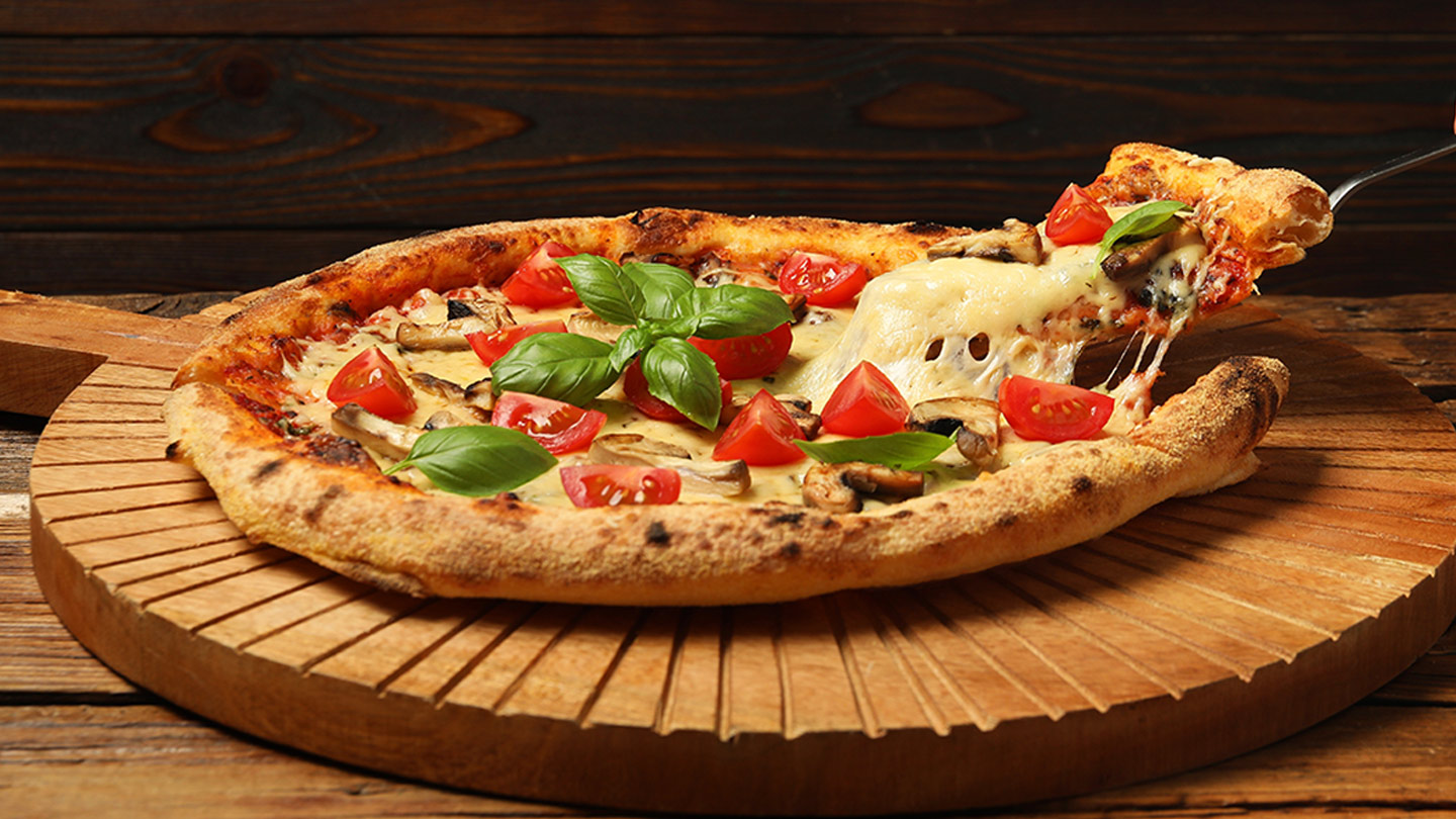 Cazuza saboreando pizza e Coca-Cola em sua pizzaria favorita no Baixo Leblon, Rio de Janeiro.