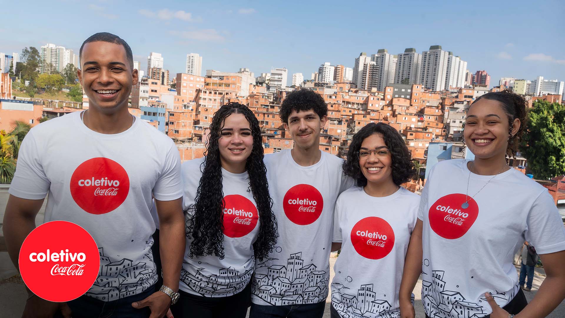 Grupo de jovens posando sorridentes.