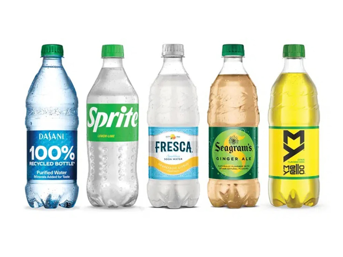 Variedades de produtos da Coca-Cola em um fundo branco, including Dasani, Sprite, Fresca, Seagram's e Mello Yello