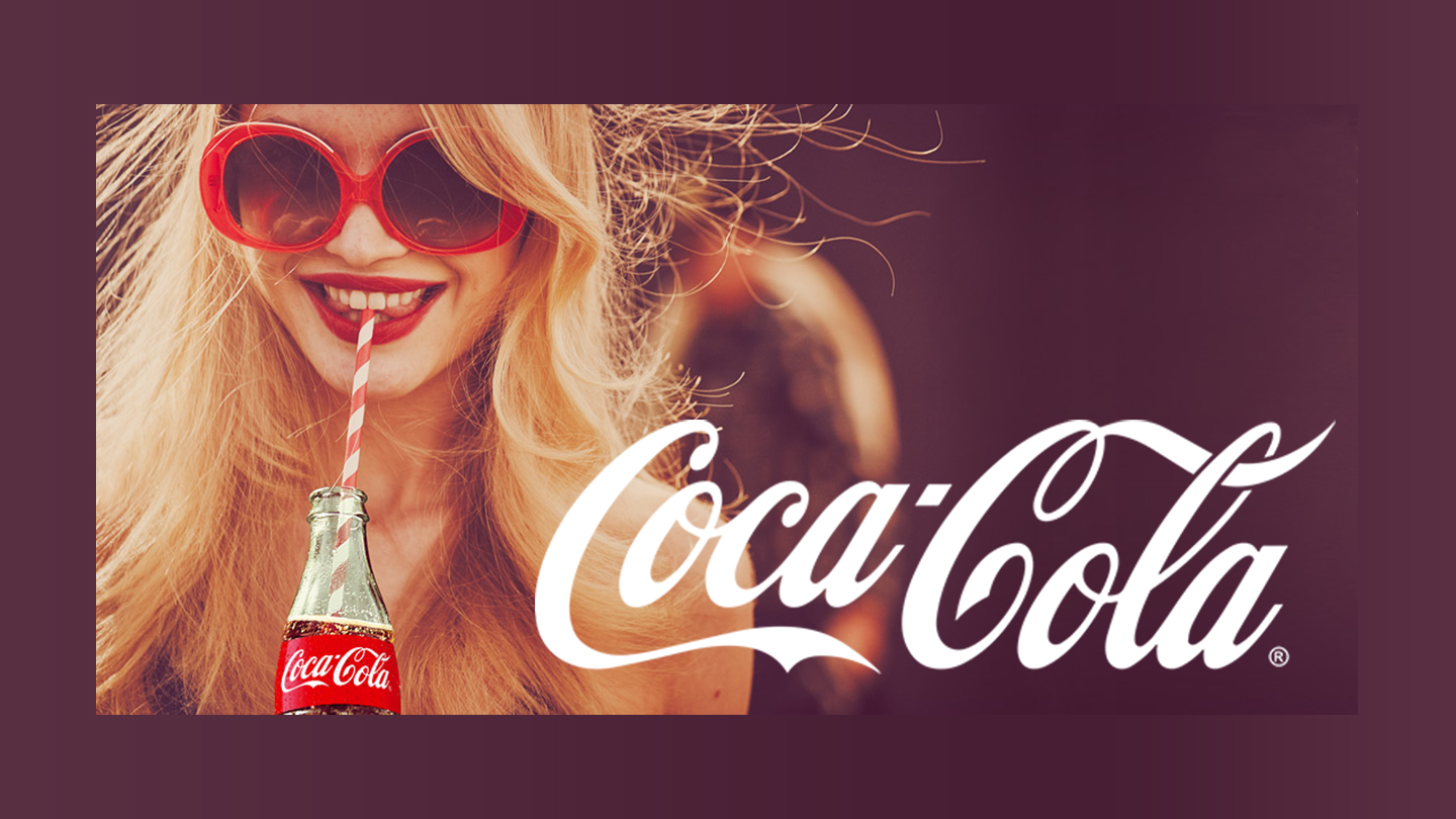 Счастливая девушка, потягивающая Coca-Cola