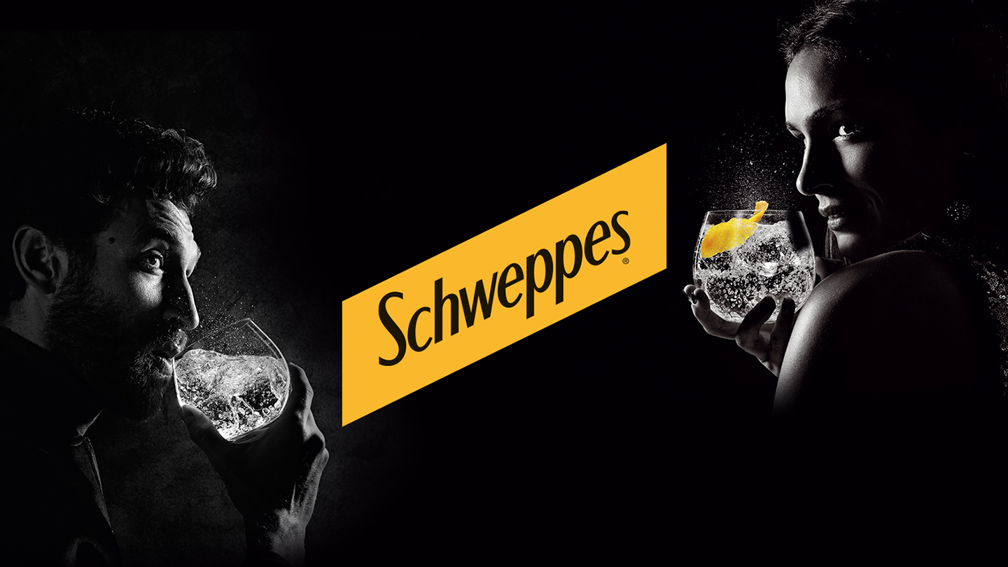 Черно-белые изображения мужчины и женщины, пьющих газировку Schweppes