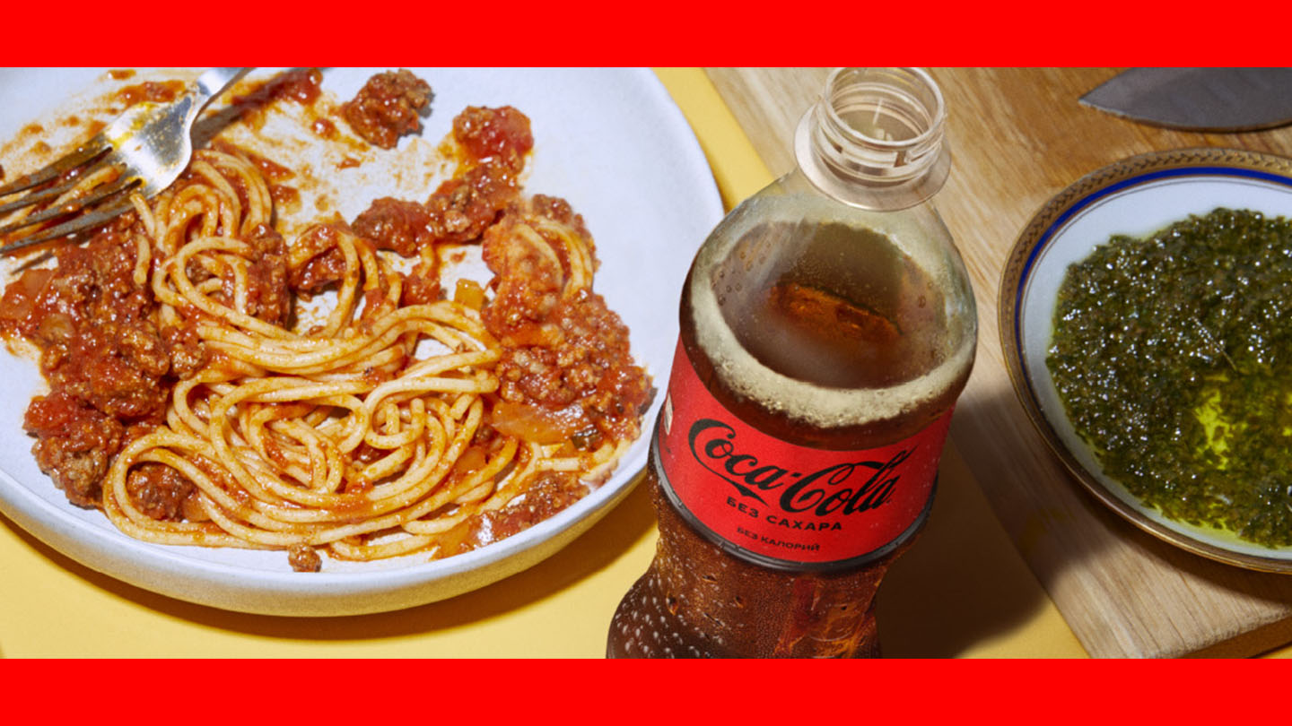 Еда подается с напитком Coca-Cola Zero