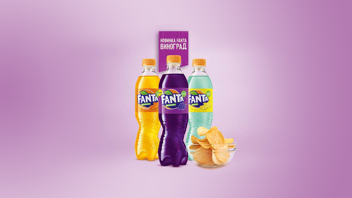 Бутылка ярко окрашенной Fanta "Виноград"