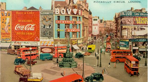 Рекламные вывески Schweppes и Coca-Cola на площади Пикадилли в Лондоне, приблизительно 1954 год