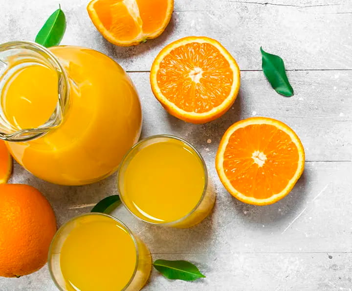 Orange juice and sliced oranges