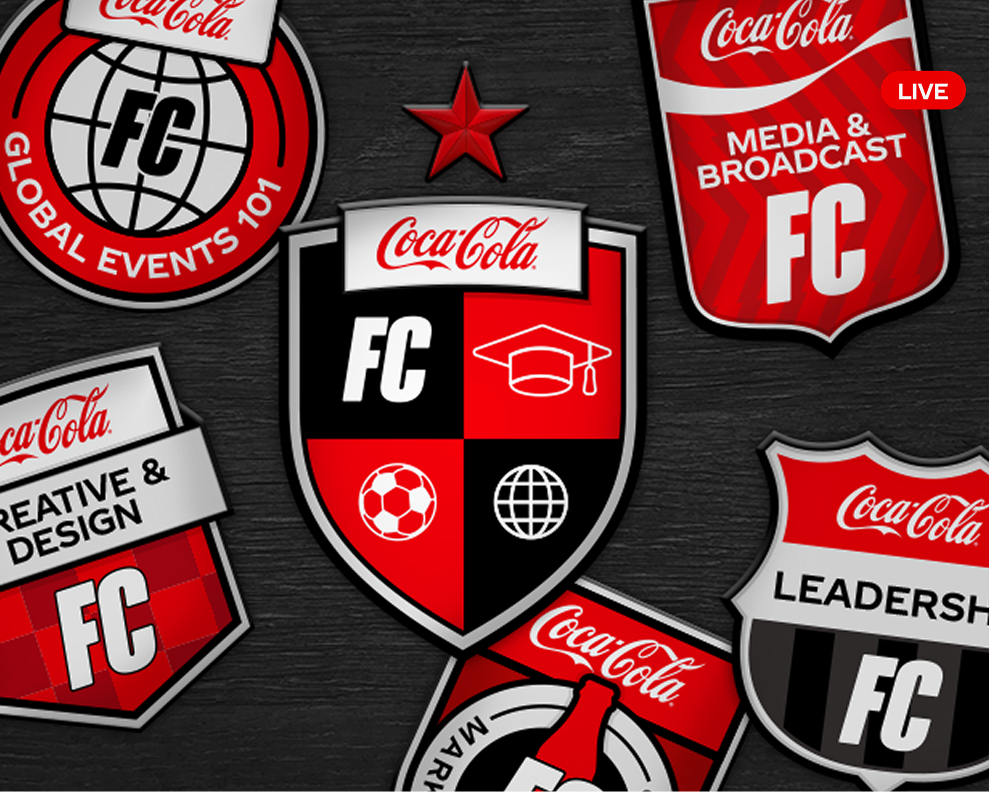 Une bannière de bureau affichant plusieurs écussons de soccer Coca-Cola FC Academy avec un chapeau de diplômé au centre.